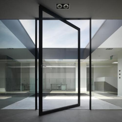 Porta Pivotante de Vidro